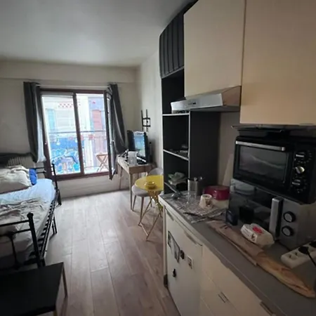 Large With Balcony In 10 アパート