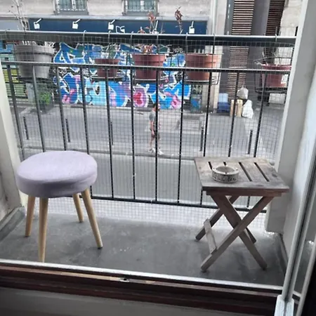 Large With Balcony In 10 アパート パリ